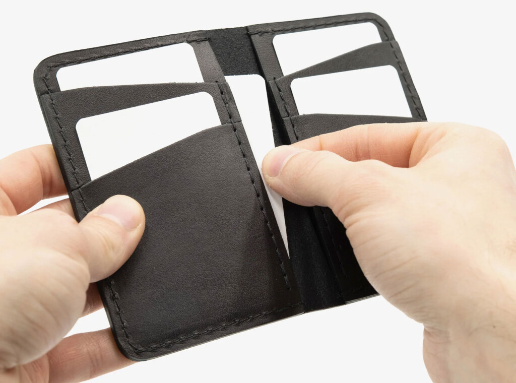 Customizable vertical wallet in leather